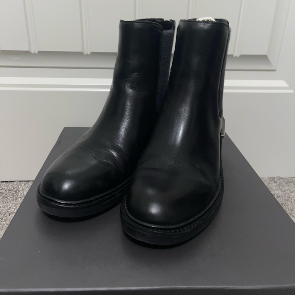 Vince Camuto Black bootie Preowned/Seminew
